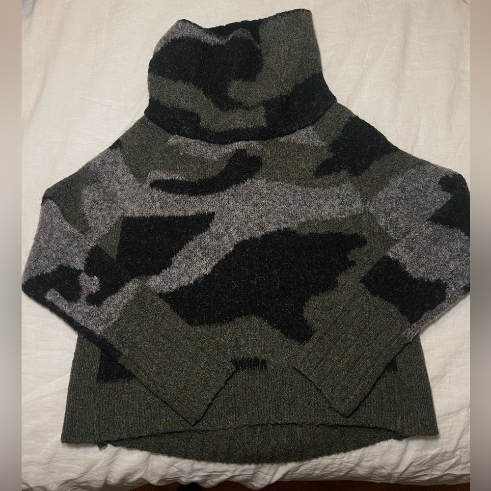 Camo cowl neck sweater XS